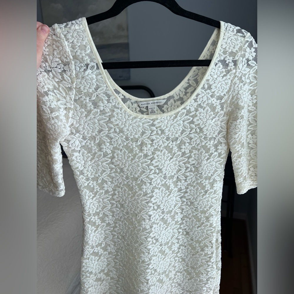 Banana Republic. Lace blouse. solo shirt or shell under a sweater/blazer. XS